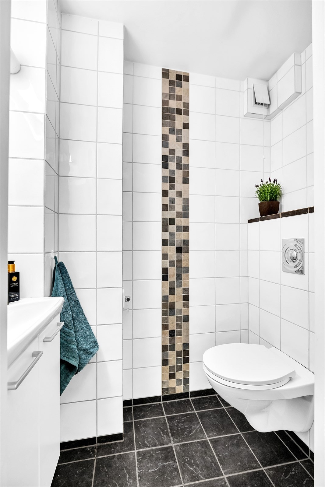 Pent flislagt toalettrom med servant og toalett - alt du trenger i én funksjonell løsning Galleribilde