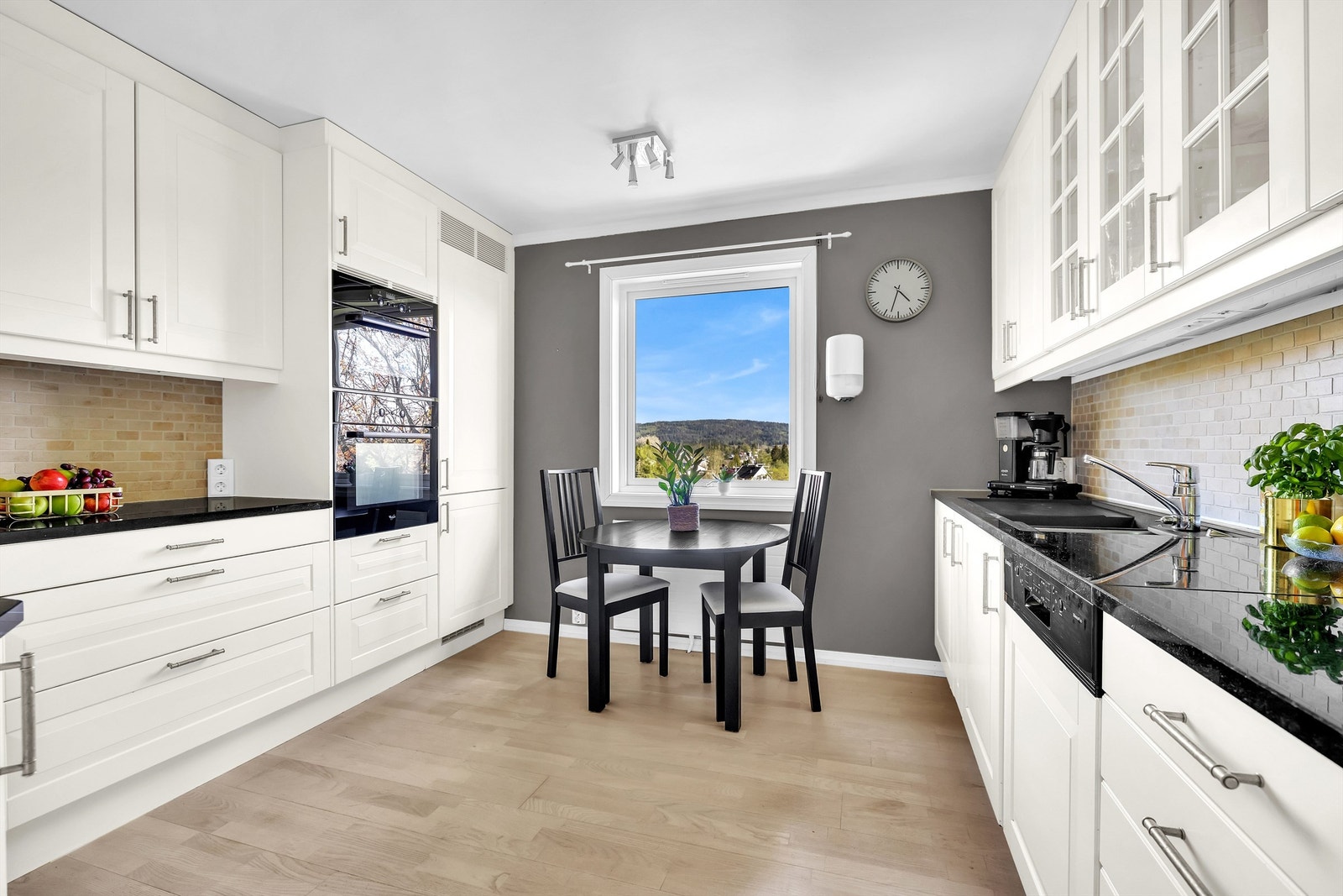 Kjøkkenets åpne utforming gir plass til spisebord, og gjør rommet til et naturlig samlingspunkt for familien Galleribilde