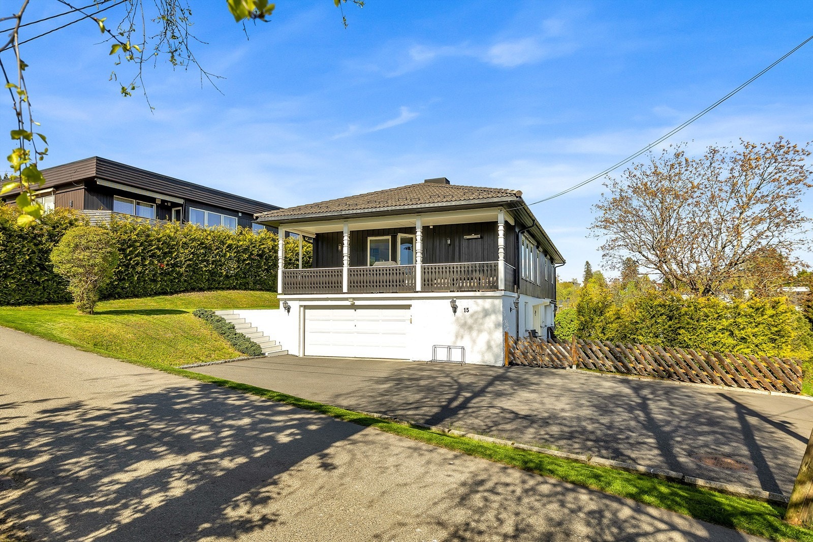 Dobbelgarasje integrert i boligen Galleribilde