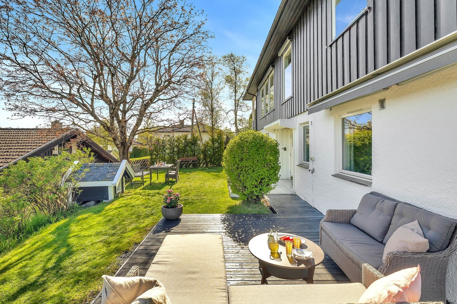 Skjermet uteplass med frodig beplantning og naturlig avgrensning mot nabo - privat og trivelig Galleribilde