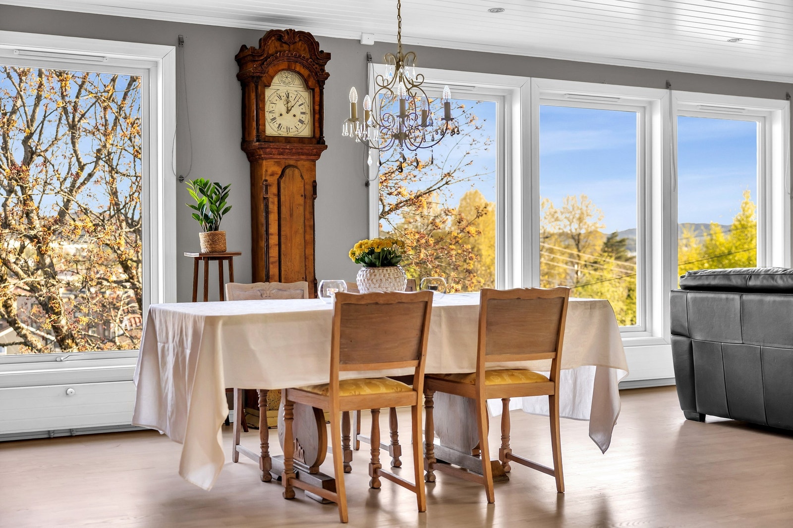 Spisestue med parkett og store vindusflater - ideelt for lange middager og hyggelige sammenkomster Galleribilde