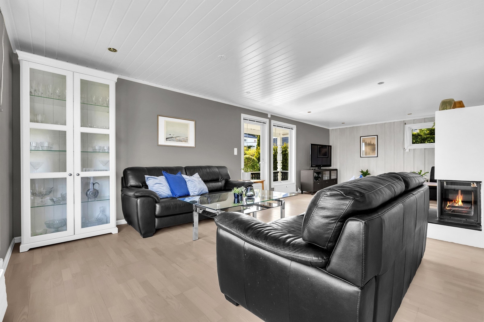 En allsidig stue med hyggelige detaljer og rom for både hverdag og fest - her er det lett å trives Galleribilde