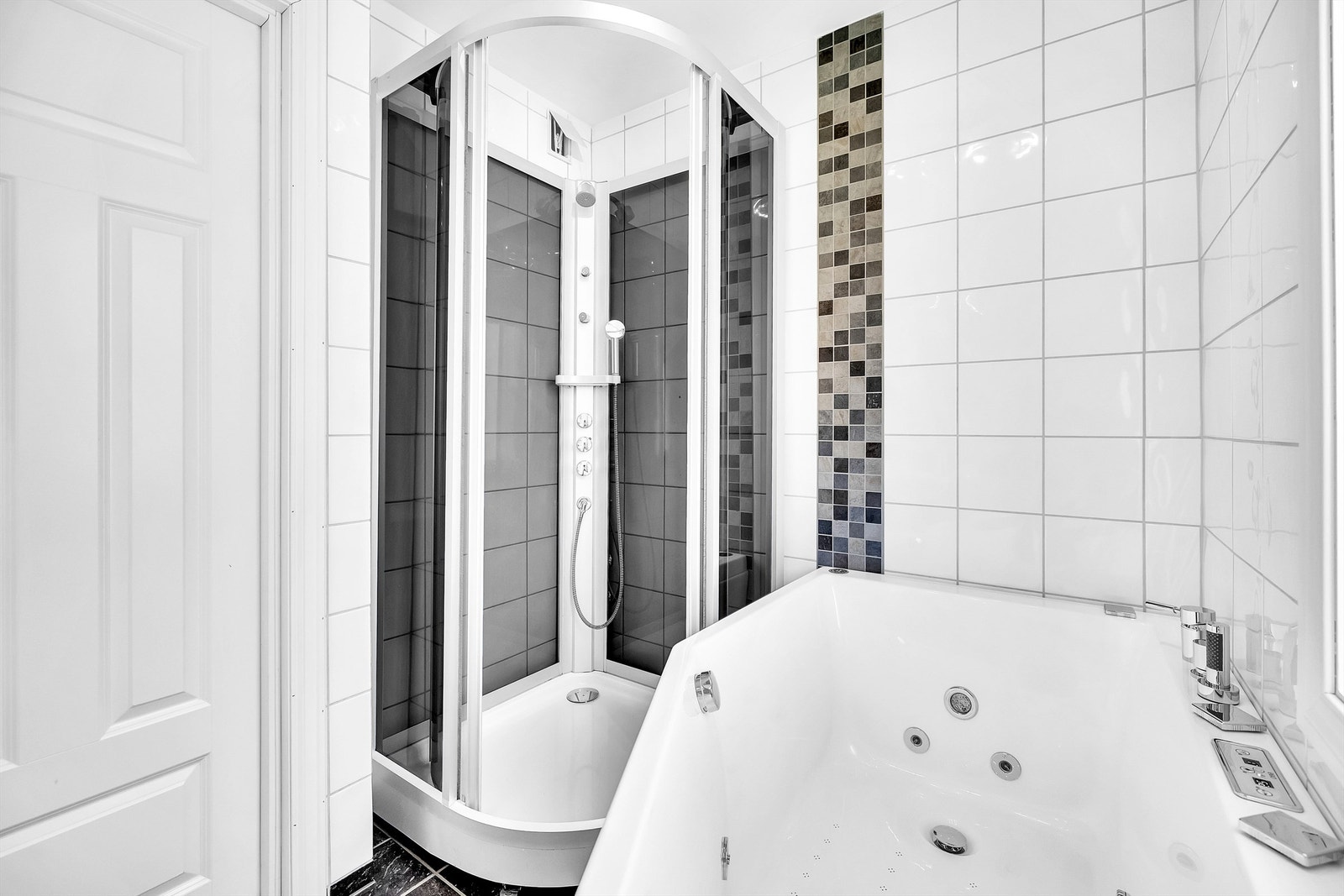 Badet har både badekar og dusjkabinett - alt du trenger i én funksjonell løsning Galleribilde