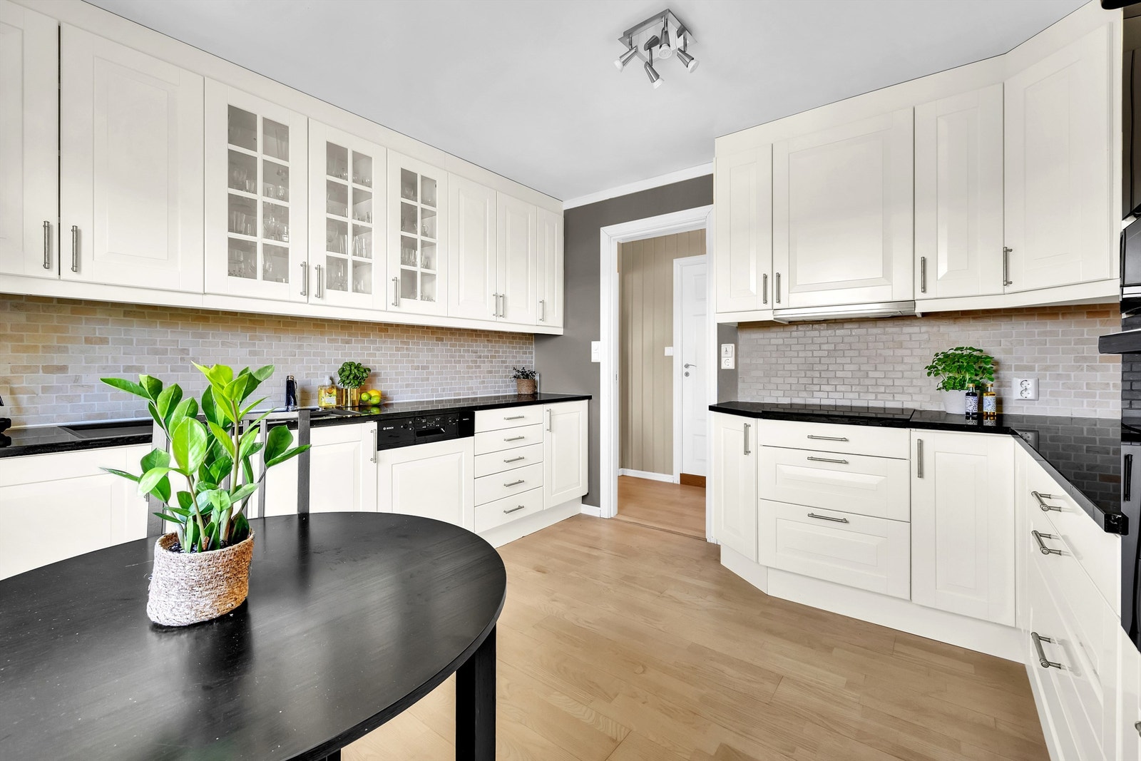 Moderne og stilrent kjøkken med integrerte hvitevarer og gode arbeidsflater Galleribilde