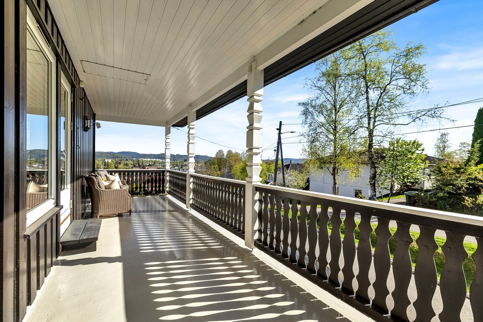 Romslig og vestvendt terrasse på 19 kvm med utsikt - perfekt for både avslapning og sosiale anledninger Galleribilde