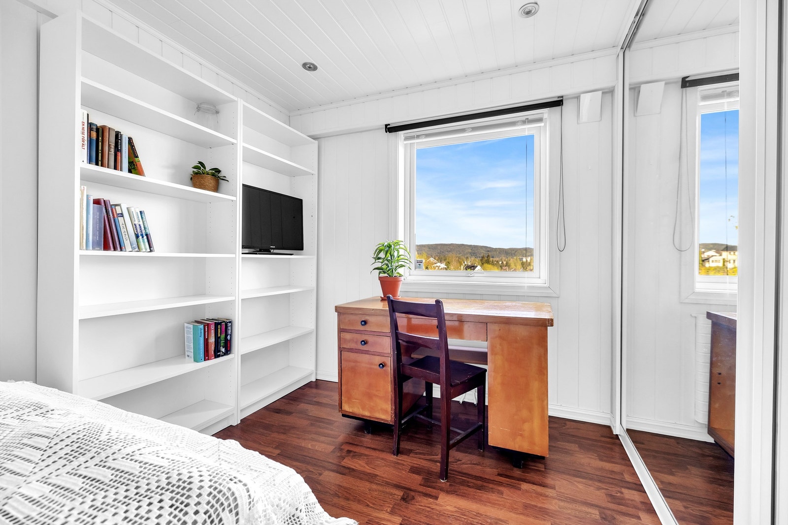 Fleksibelt rom som passer perfekt som hjemmekontor, gjesterom eller tenåringsrom Galleribilde