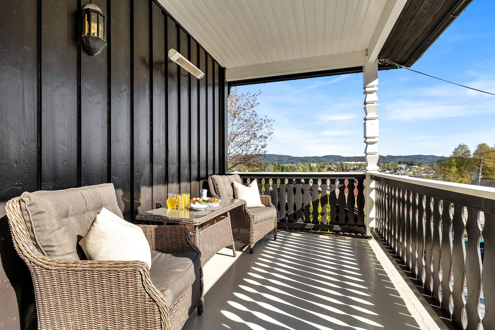 Overbygd terrasse med plass til utemøbler - et lunt og usjenert sted å nyte kaffen Galleribilde