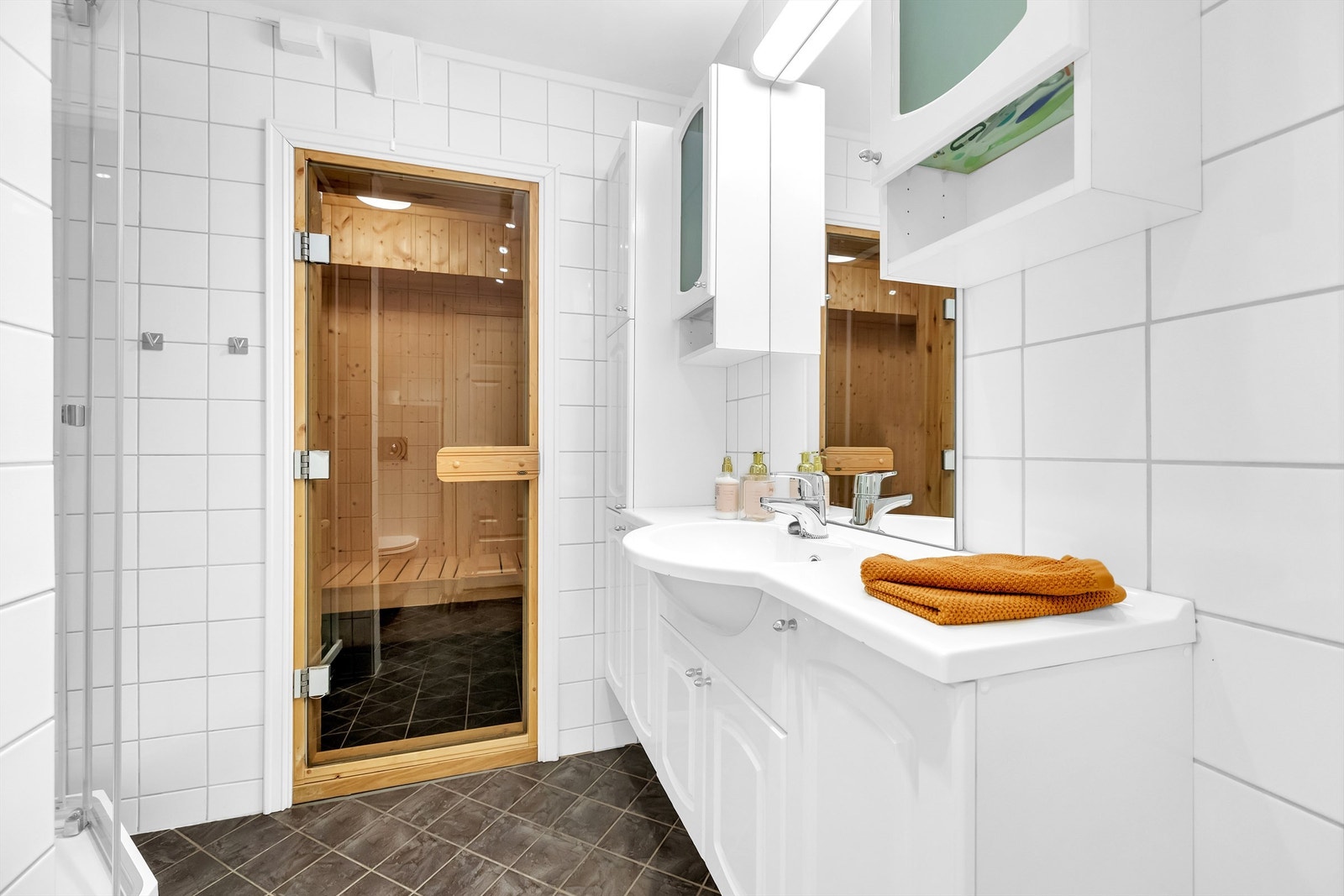 Pent flislag bad i underetasje Galleribilde