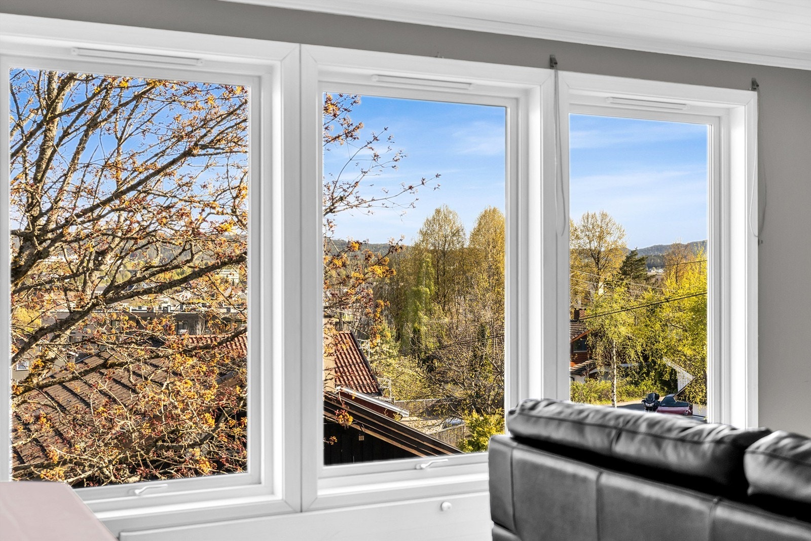 Store vindusflater i stuen gir flott utsikt og sørger for rikelig med naturlig lys Galleribilde