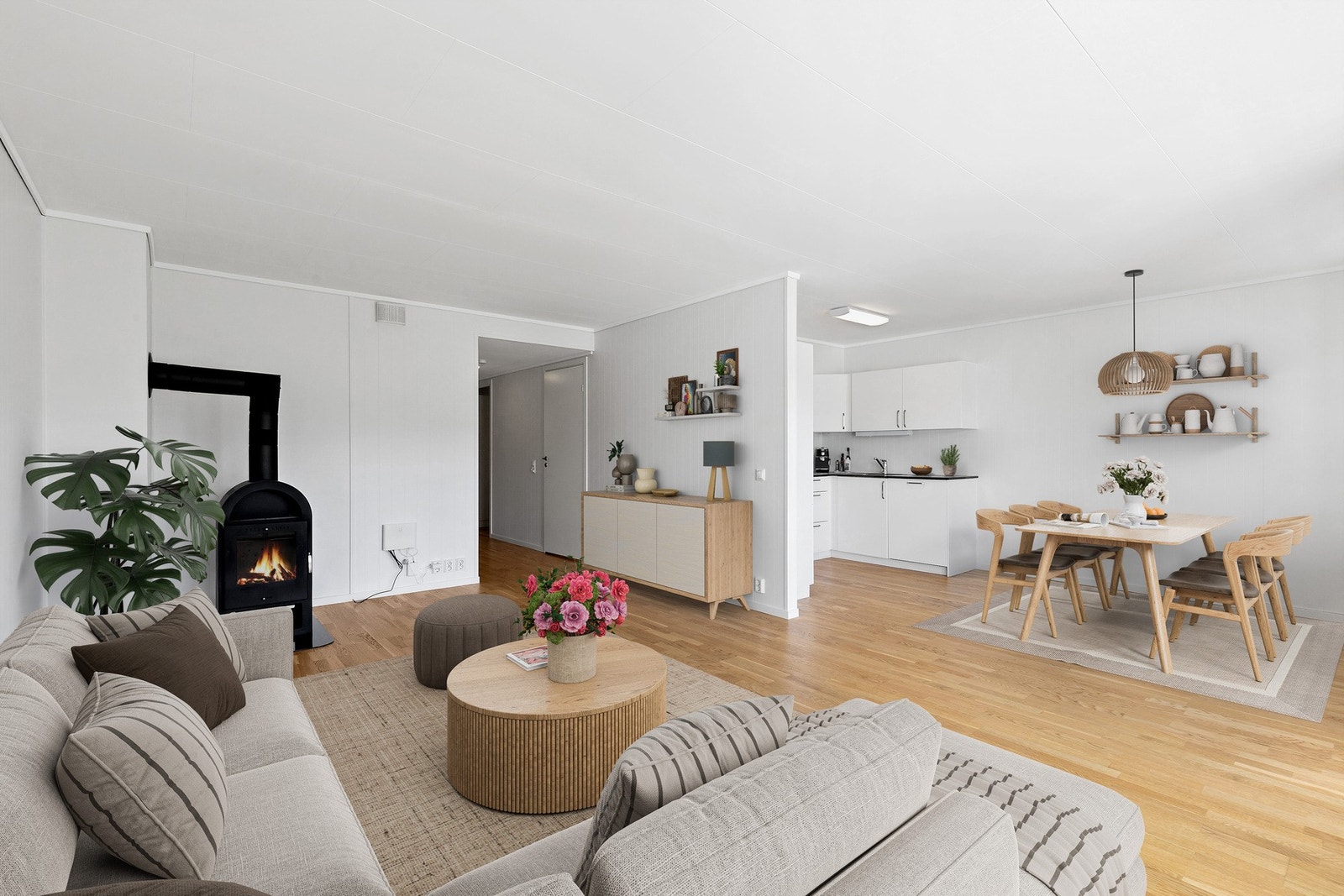 Leiligheten er praktisk innredet med adskilt gang, innvendig bod, 2 soverom, kjøkken og romslig stue/spisestue. (Bildet har digital styling). Galleribilde