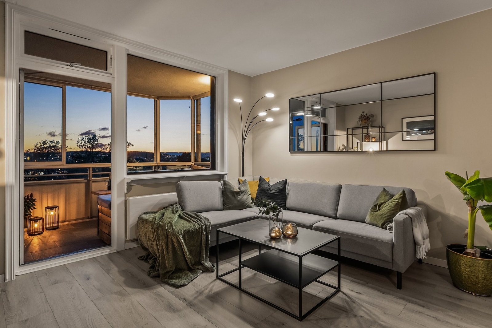 Kveldsstemning i stuen. Legg merke til utsikten. Galleribilde