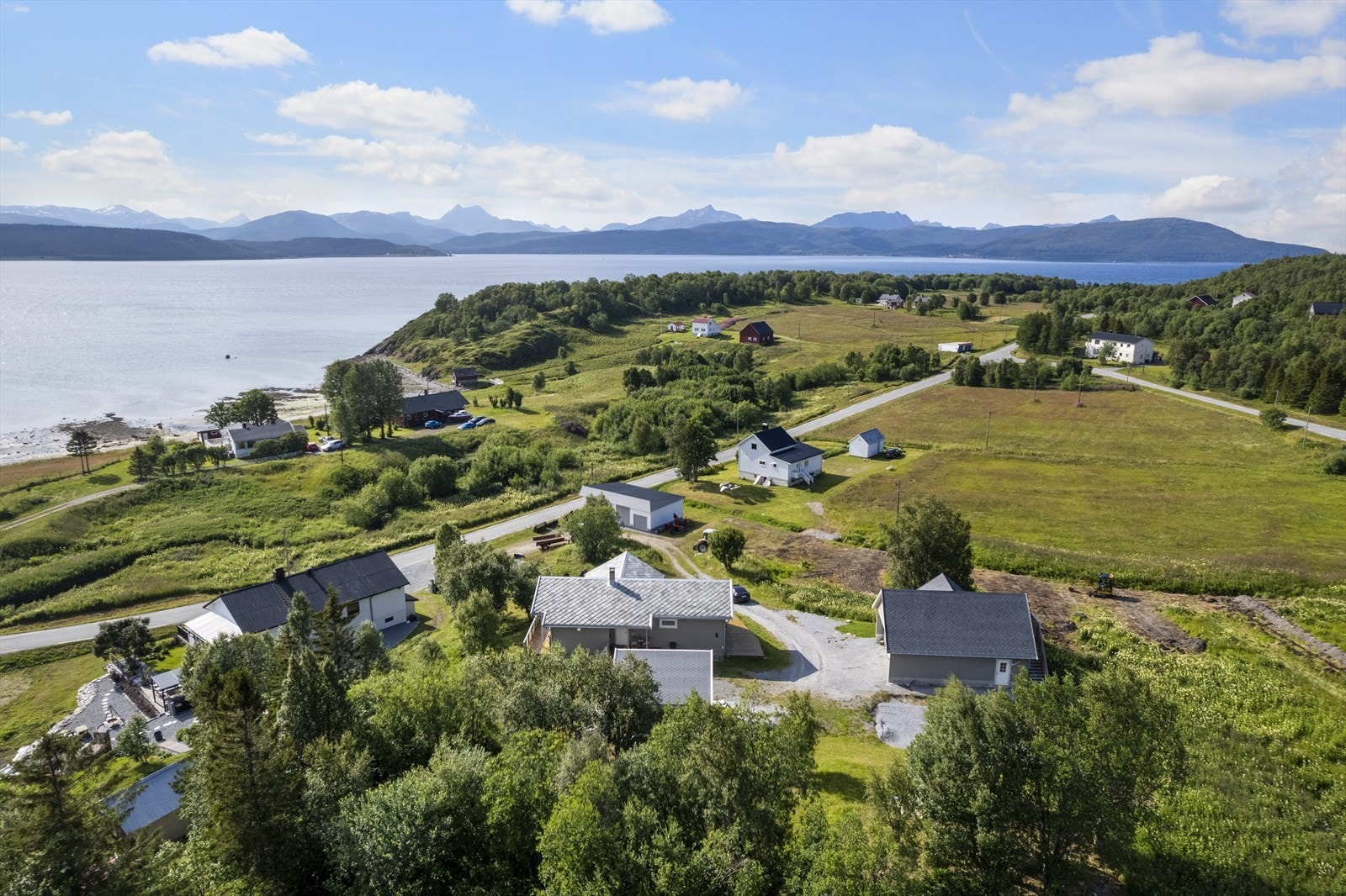 Eiendommen er også i nærheten Sørvika som er et populært friluftsområde med badestrand. Galleribilde