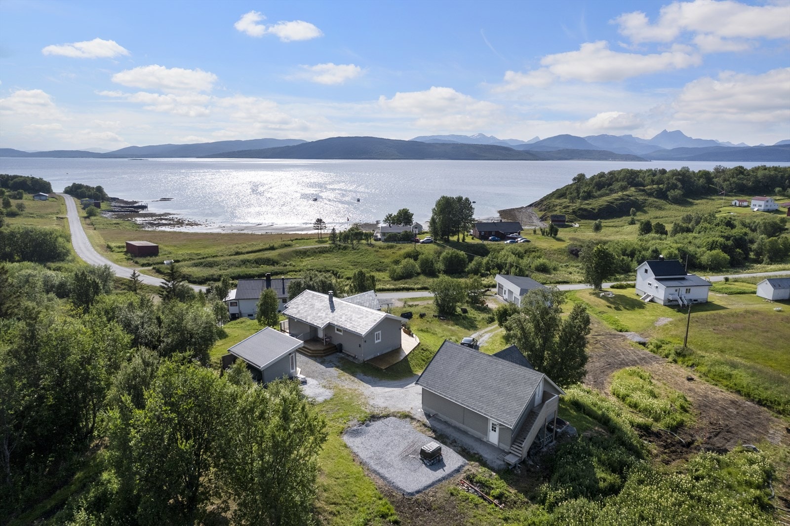 Beliggende i høyden med sjøutsikt og naturen i bakgården! Galleribilde