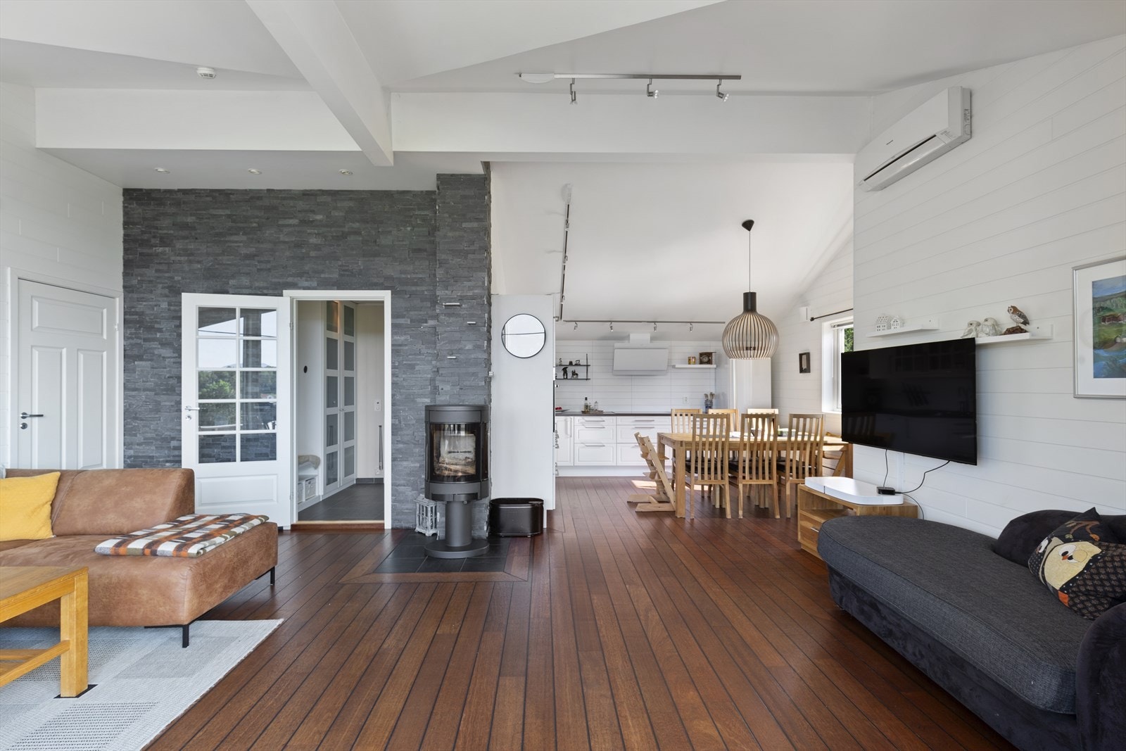 En romslig stue og kjøkkenløsning med god takhøyde! Galleribilde