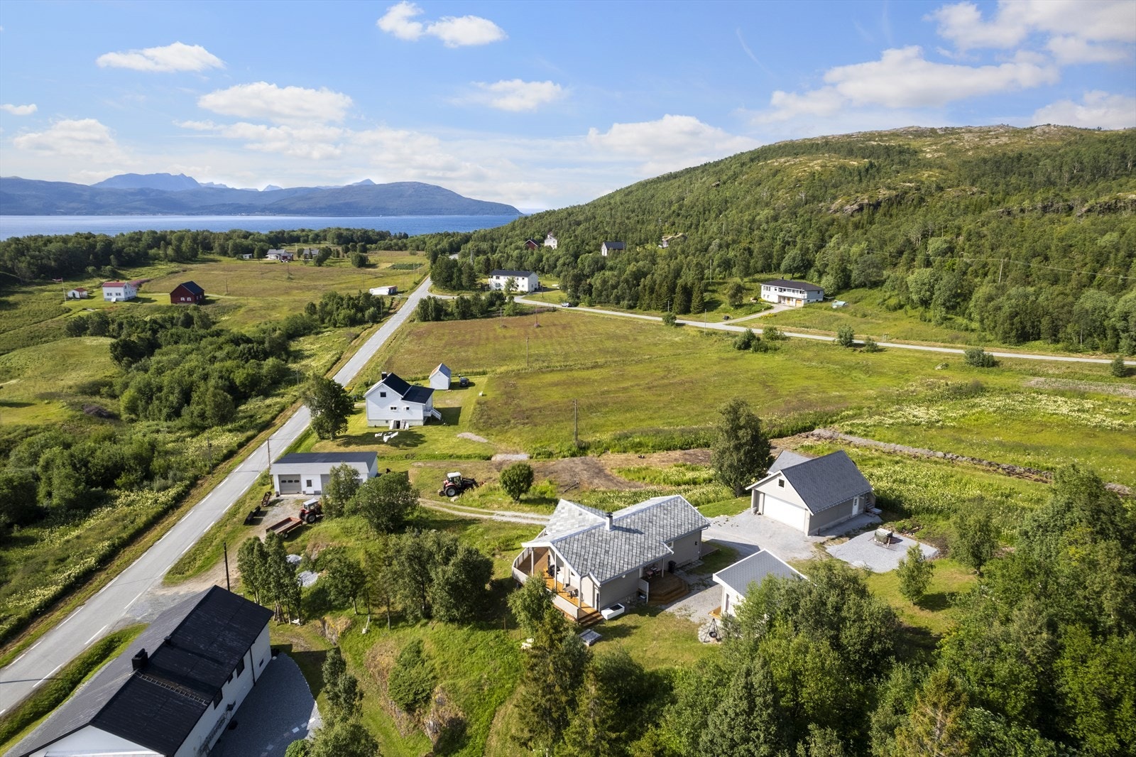 Nærmeste dagligvarebutikk finner du i Rossfjordstraumen som ligger under en halvtime fra hytta. Galleribilde