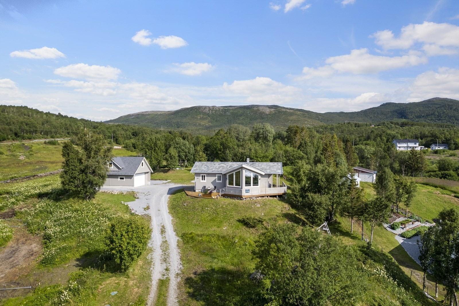 Fritidseiendommen ligger under en time unna Finnsnes by. Galleribilde