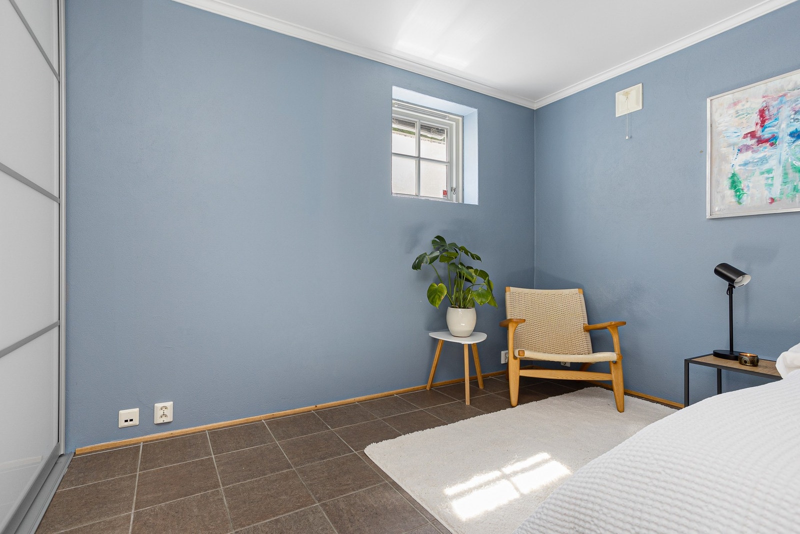 Hybel - På soverommet er det også etablert praktisk skyvedørsgarderobe Galleribilde