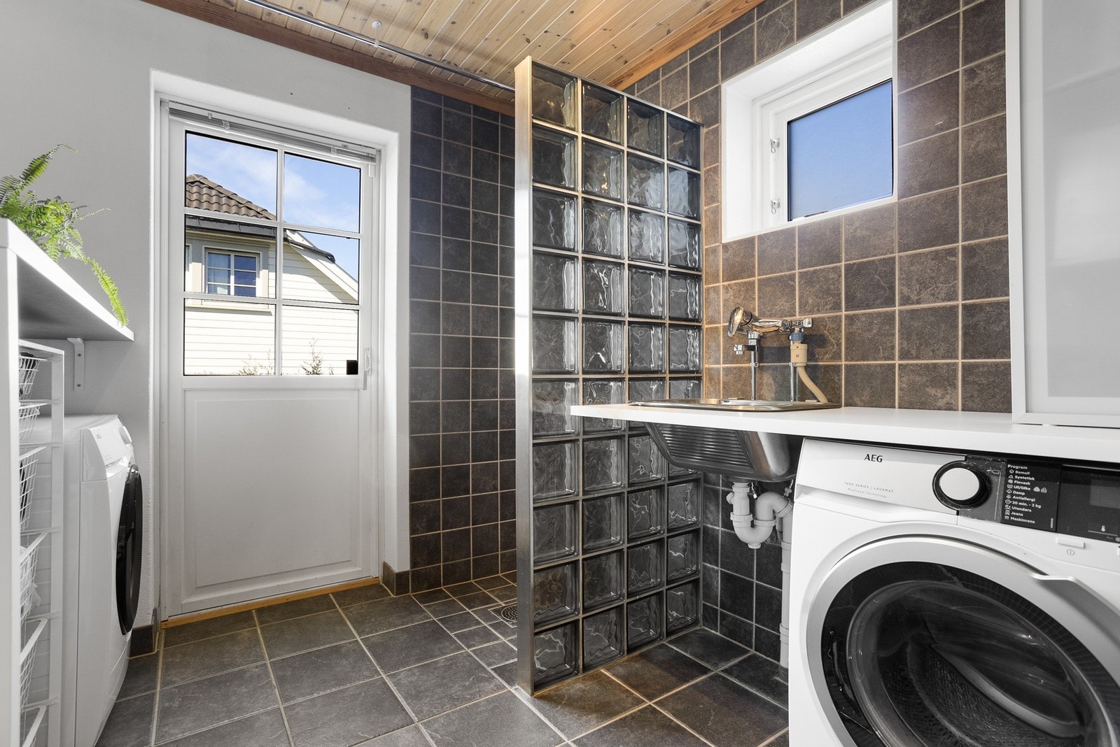 Praktisk vaskerom med dusj Galleribilde