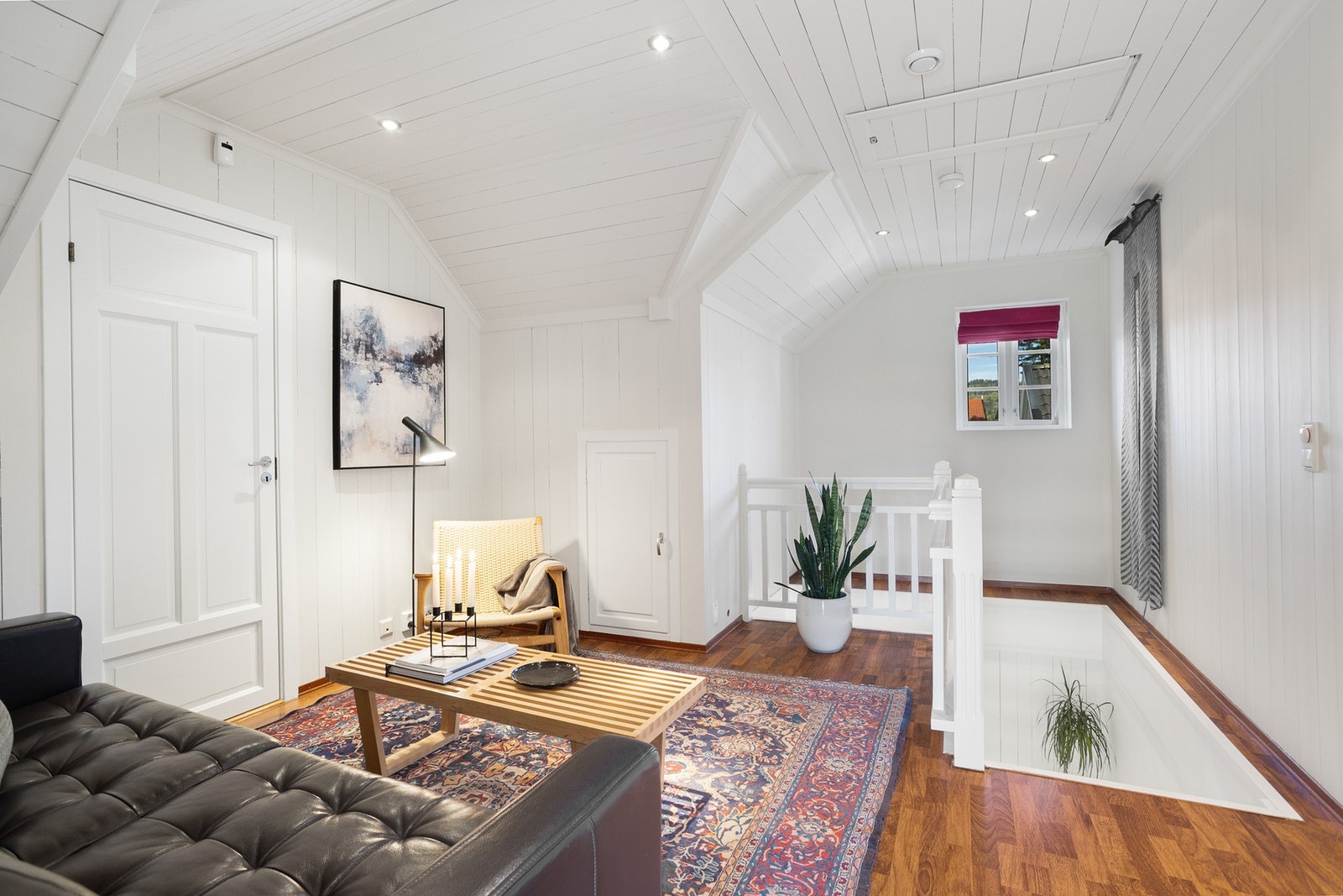 Hyggelig loftstue. Kott i knevegg, perfekt for oppbevaring Galleribilde