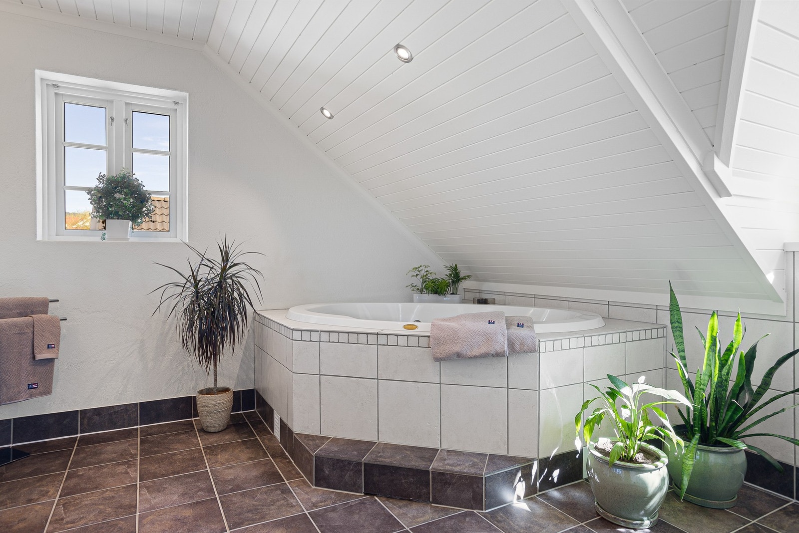 Stort baderom med badekar, dusjhjørne, toalett og 2 servanter. Galleribilde