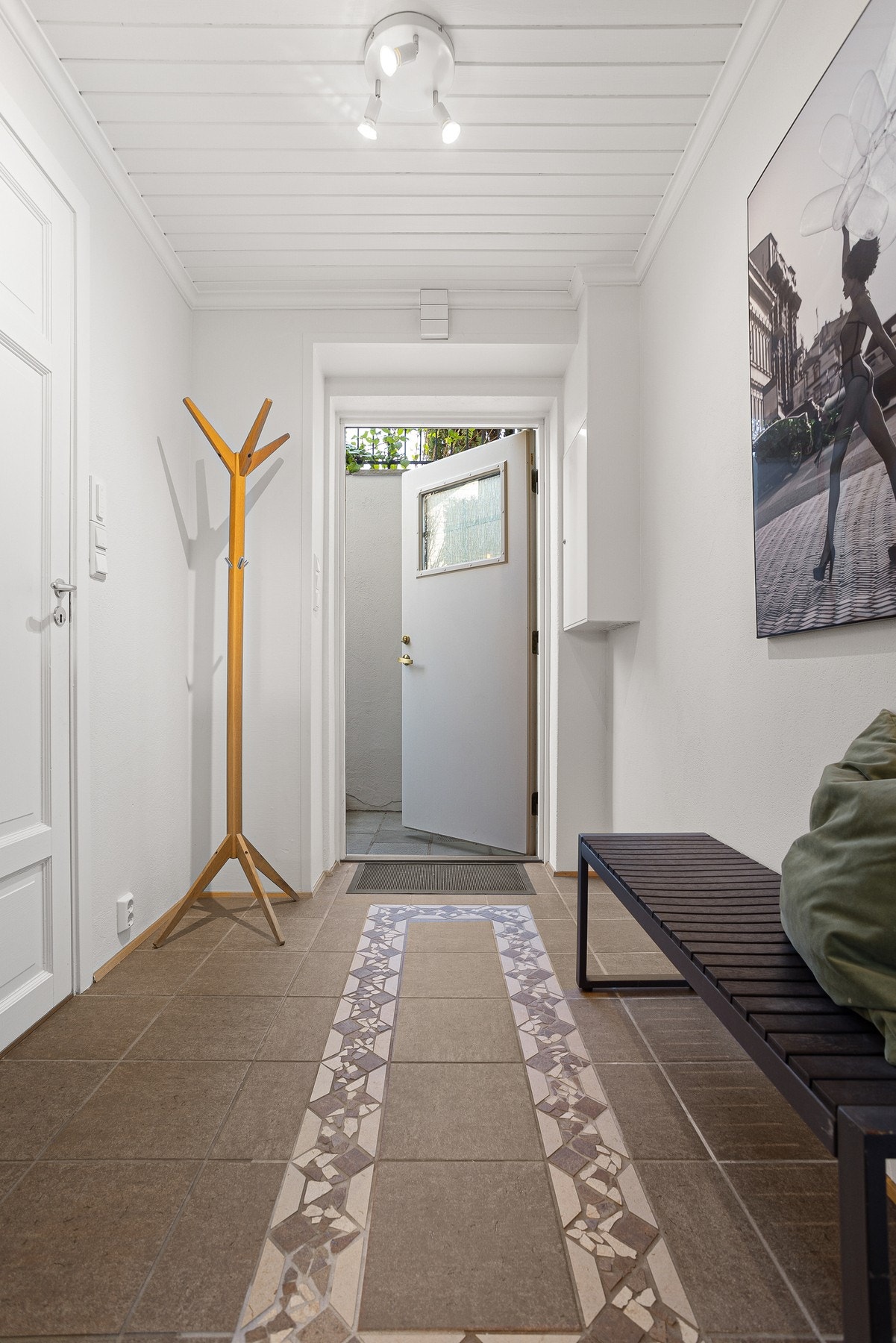 Hybel har egen inngang. Romslig entré med god plass til oppbevaring av yttertøy og sko Galleribilde