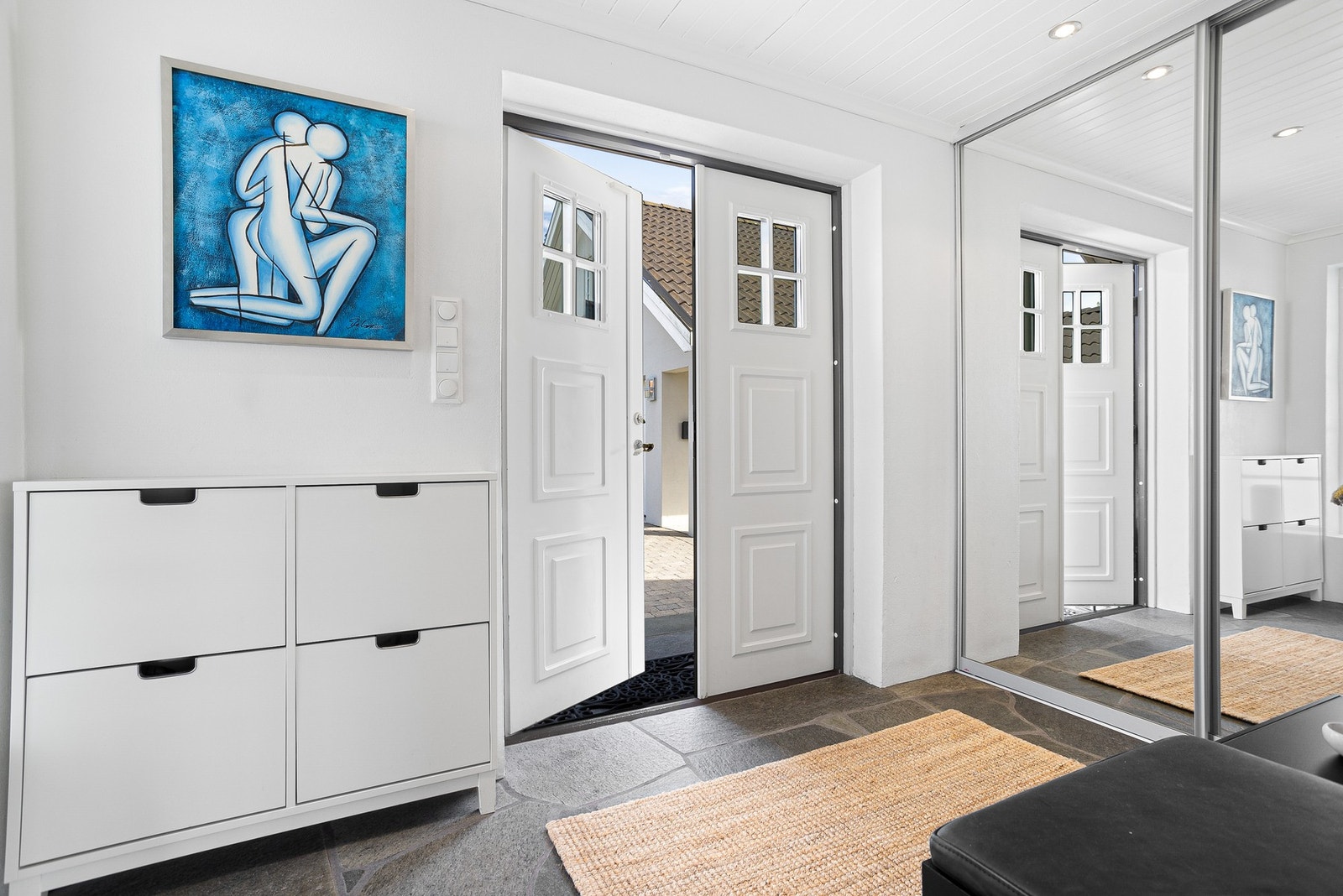 Velkommen inn! Innbydende og romslig entré med god plass til oppbevaring av yttertøy og sko Galleribilde