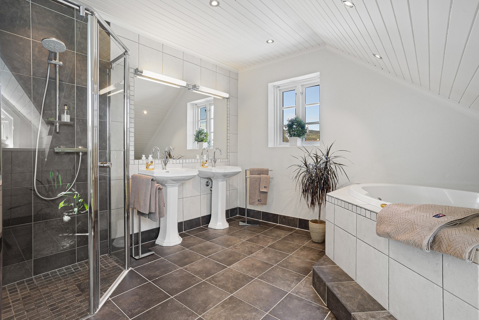 Flislagte overflater og downlights i himling Galleribilde