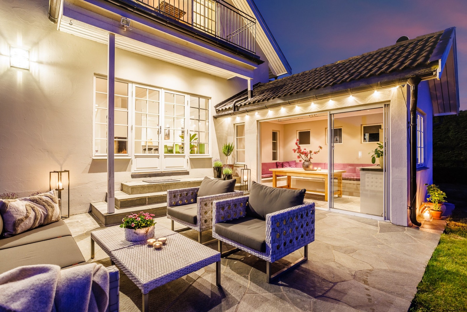 Stor uteplass med skifergulv. Trekk inn i den hyggelige hagestuen på kjølige sommernetter Galleribilde