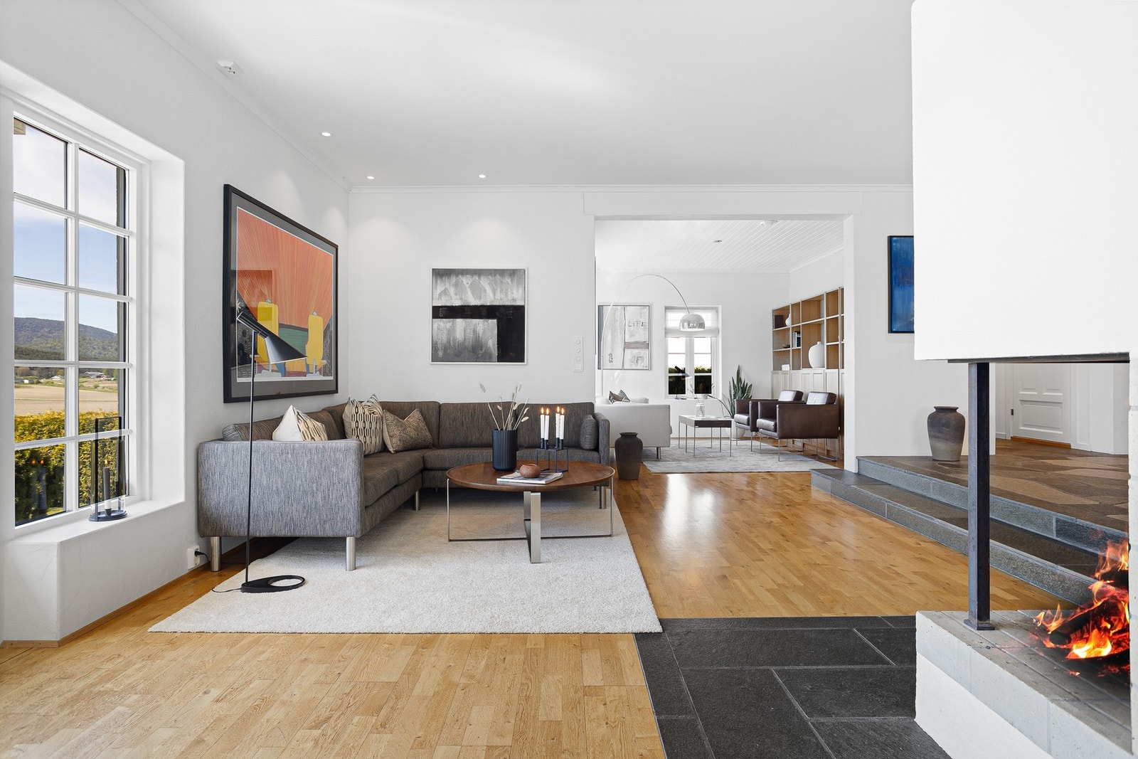 Store vindusflater slipper dagslyset og utsikten inn Galleribilde