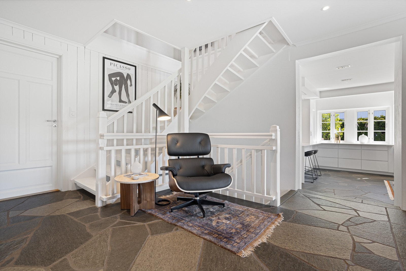 Trappen tar deg videre opp i 2.etasje der du finner loftstue, bad og 3 soverom. Galleribilde