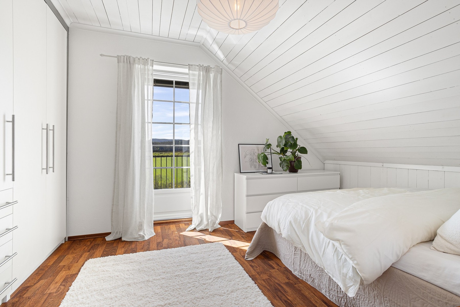 Soverom III innredet med dobbeltseng og garderobeskap. Her er det også utgang til luftebalkongen Galleribilde