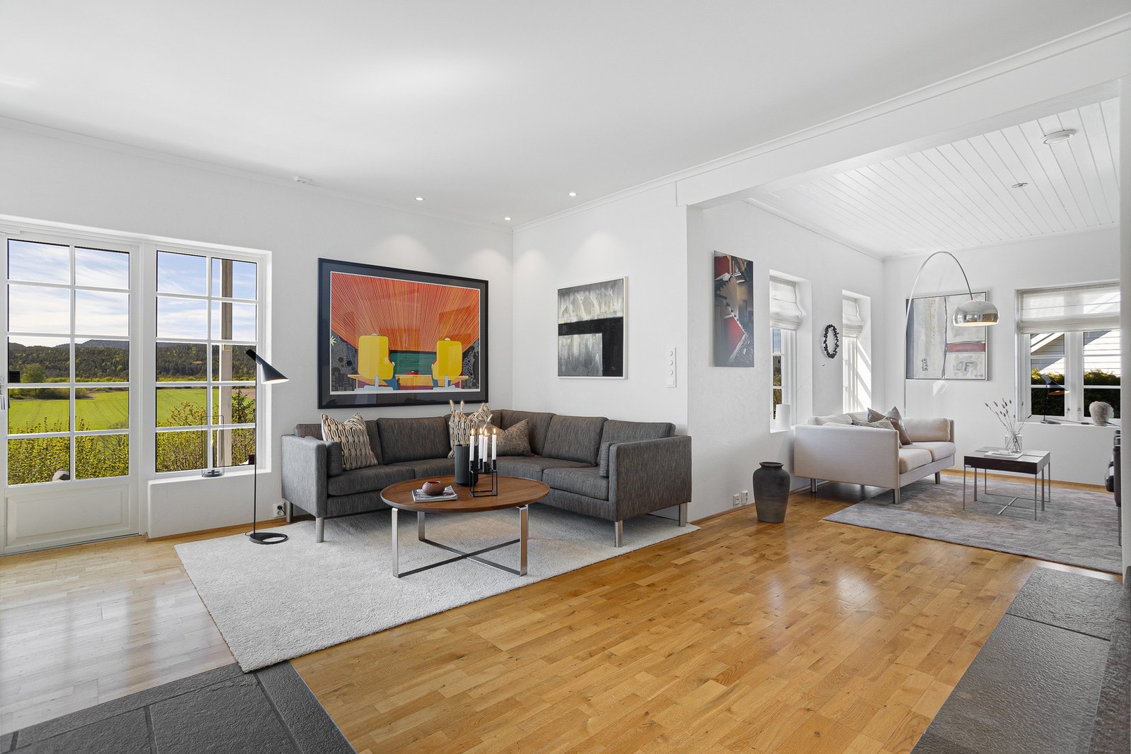 Stor og åpen stue med god plass til møblering. Galleribilde