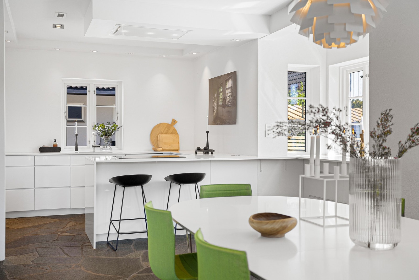 Moderne kjøkkeninnredning med god plass til oppbevaring i skuffer og skap. Gode arbeidsflater på kjøkkenbenk Galleribilde