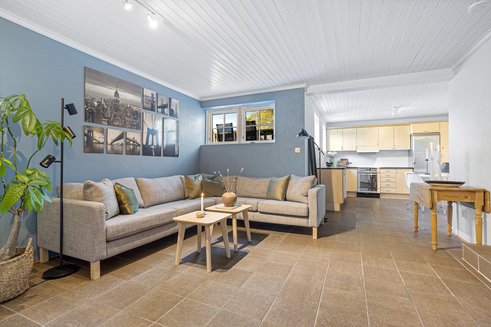 Hybel - Stue og kjøkken i åpen løsning. Galleribilde