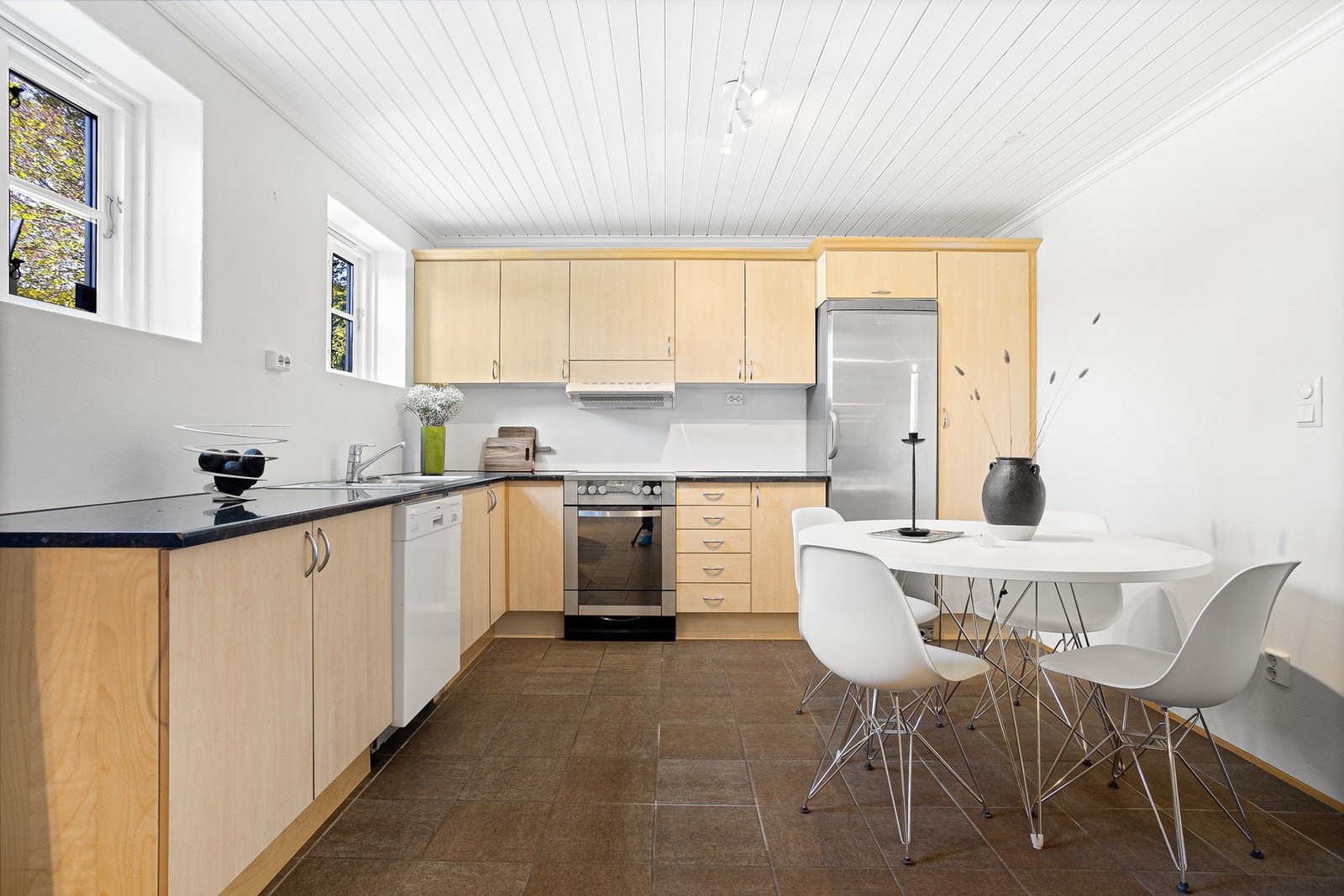 Hybel - kjøkkeninnredningen er romslig. Plass til hyggelig spisegruppe Galleribilde