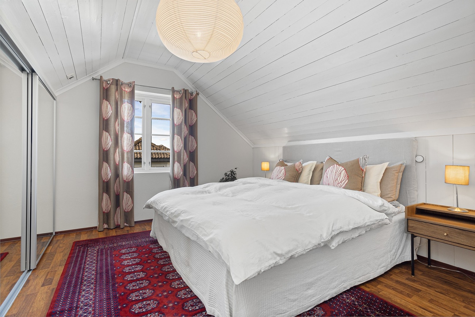 Hovedsoverom med god plass til innredning av dobbeltseng og tilhørende møblement. Skyvedørsgarderobe Galleribilde