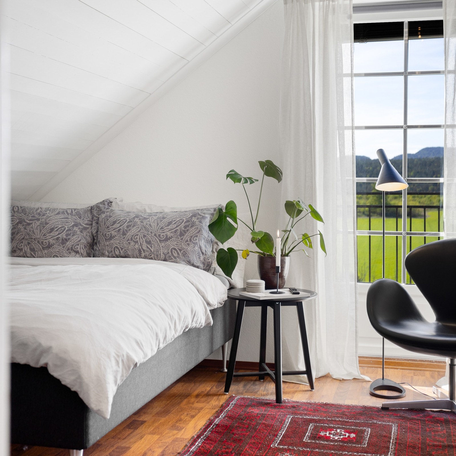 Soverom II innredet med dobbeltseng og garderobeskap. Utgang til hyggelig luftebalkong Galleribilde