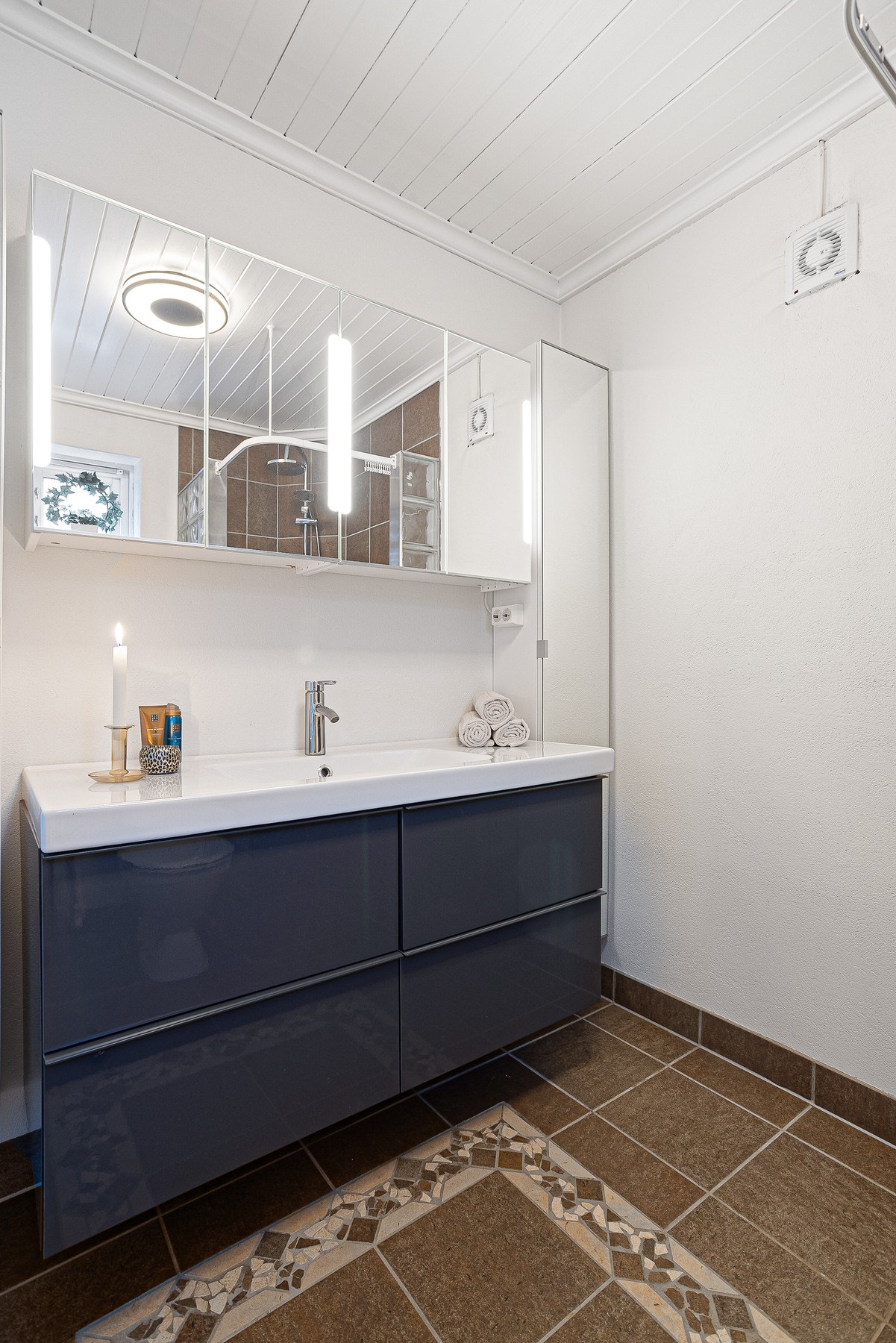 Hybel - Baderommet har flislagt gulv og dusjsone Galleribilde