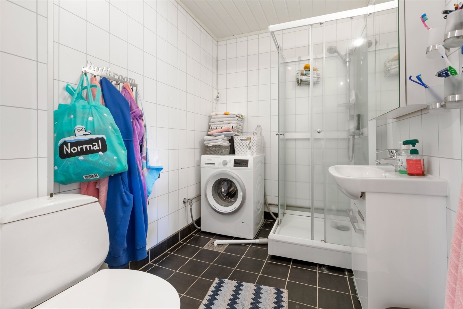 Baderom med opplegg for vaskemaskin Galleribilde