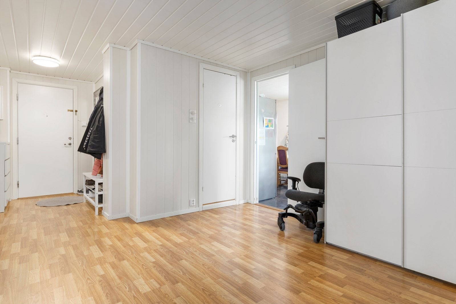 Entre/gang med plass for garderober Galleribilde