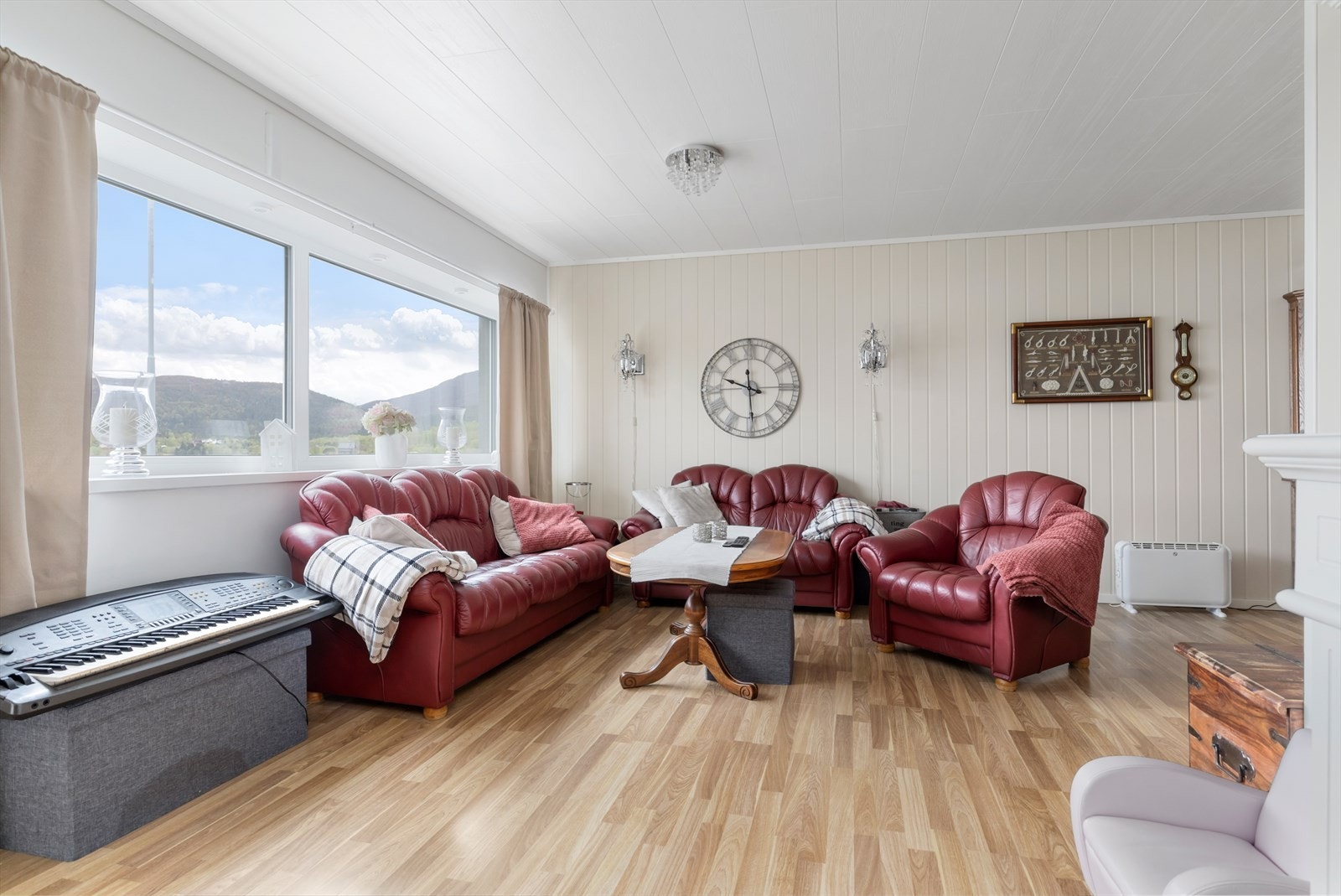 Boligen har en romslig stue med tilkomst til balkong Galleribilde