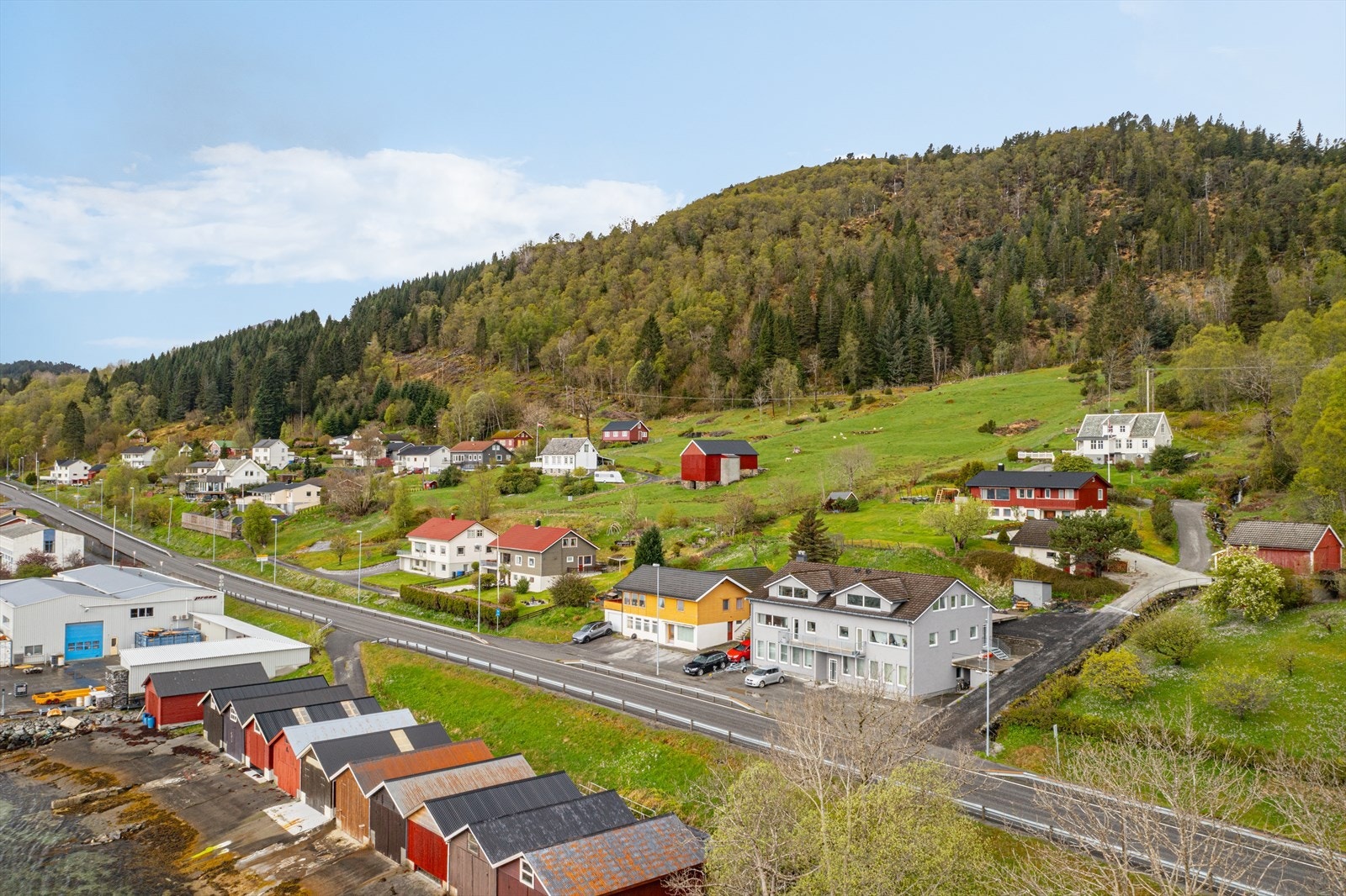Barnehage og dagligvarebutikker i Myrvåg Galleribilde