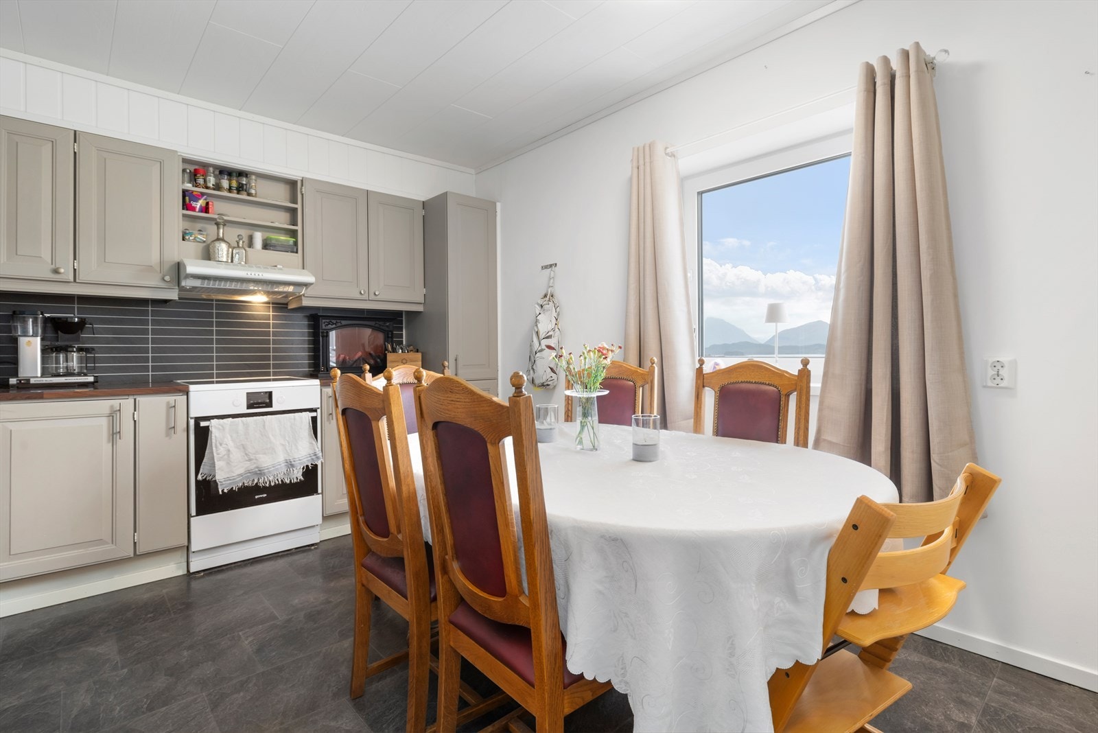 Kjøkken med plass for spisebord Galleribilde