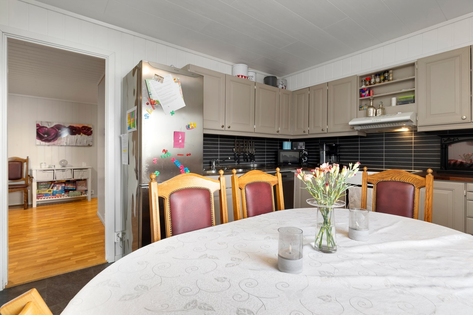 Romslig kjøkken som har godt med skapplass Galleribilde