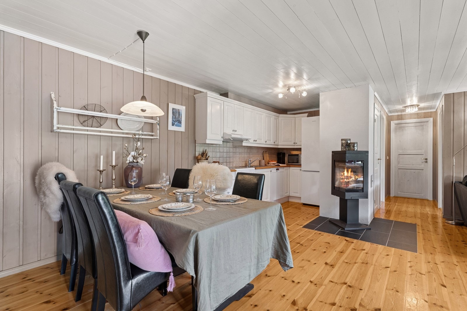 Stuens gode størrelse legger til rette for gode møbleringsmuligheter, med plass til en sofagruppe med TV-løsning og et spisebord mot kjøkkenet. Galleribilde