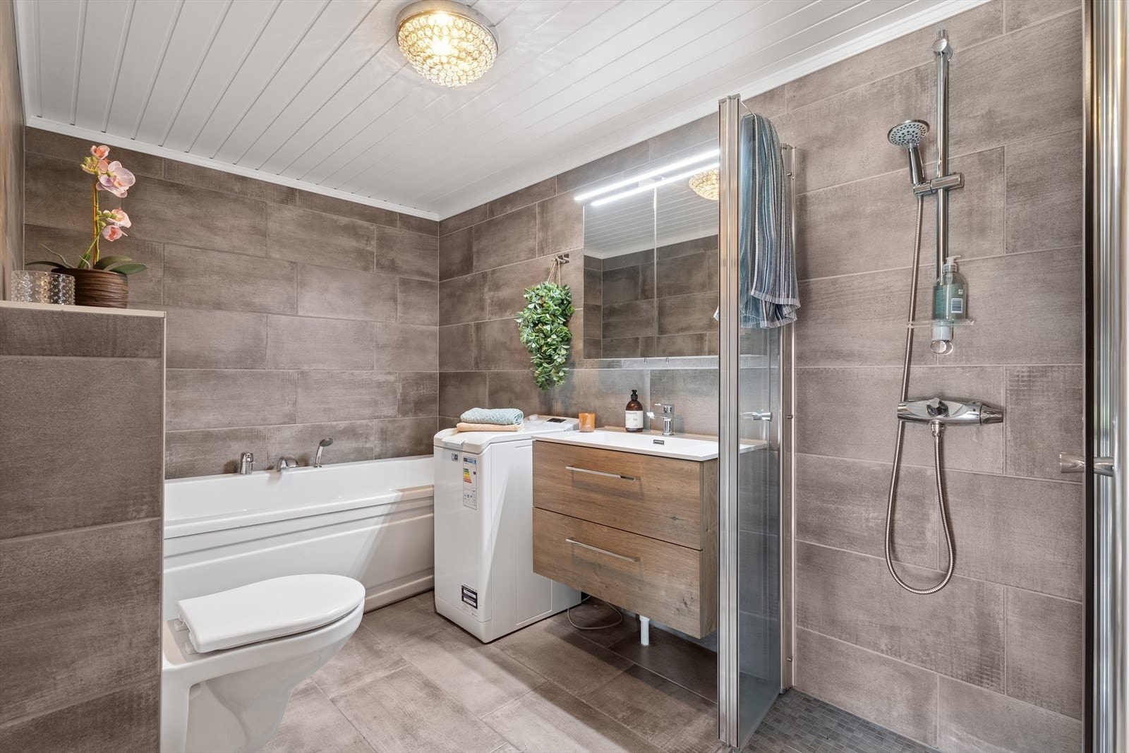 Leiligheten inneholder to bad. Det ene badet ble oppgradert i 2021, og har flislagte overflater med behagelige varmekabler i gulvet. Galleribilde