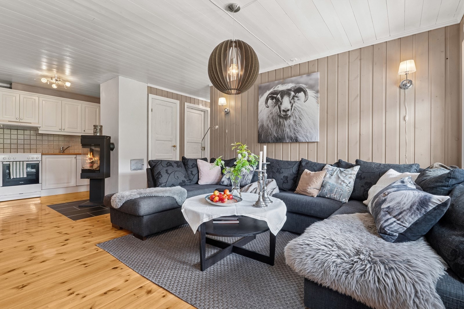 Stuen er av god størrelse og er designet for komfort og sosiale sammenkomster. Galleribilde