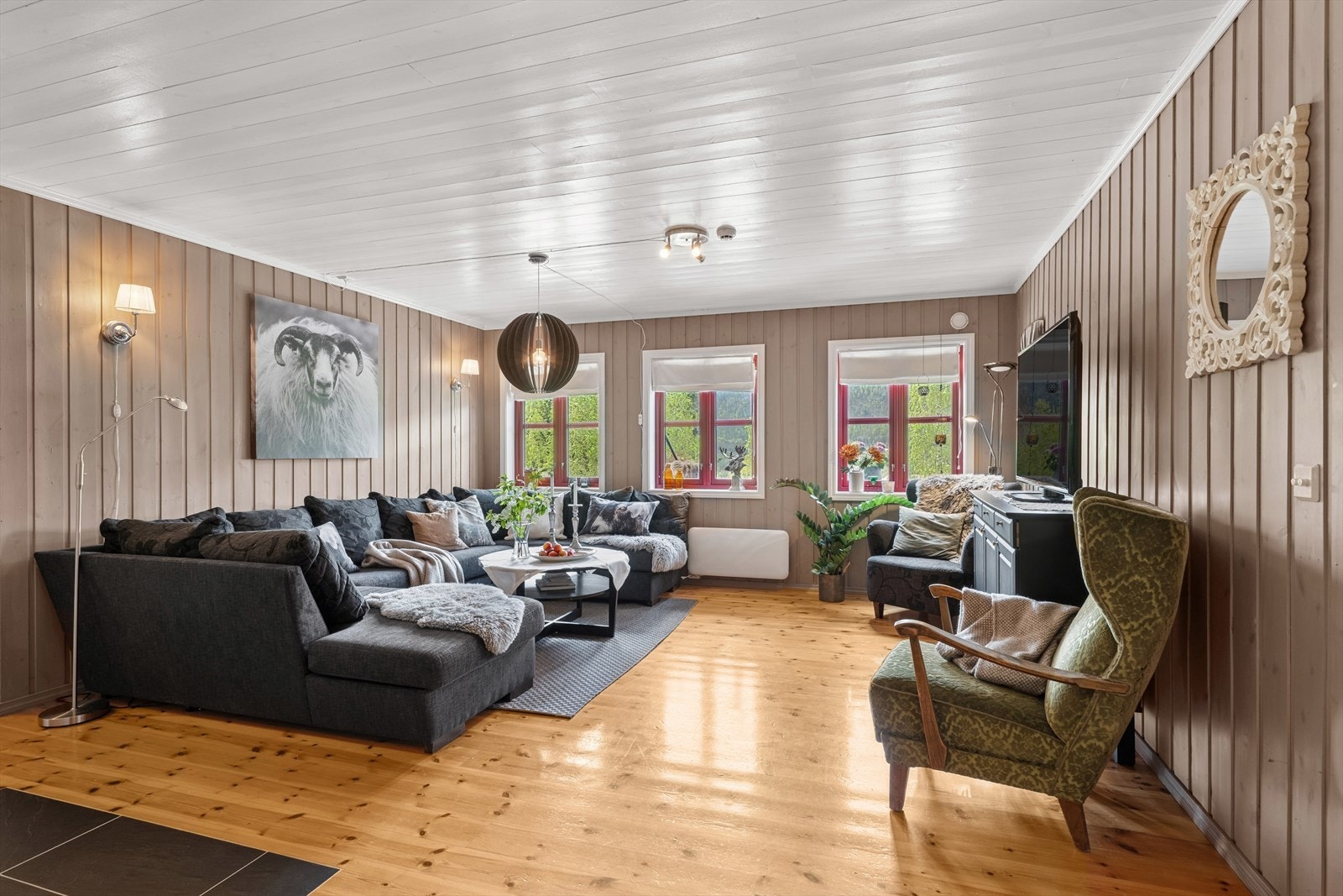 Leiligheten har en god planløsning og inneholder blant annet en romslig stue i åpen løsning mot kjøkkenet. Galleribilde