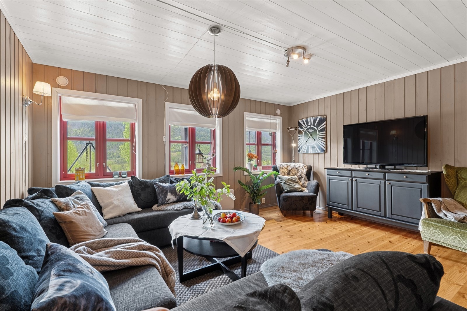 De store vindusflatene slipper inn godt med naturlig lys og gir en god atmosfære. Galleribilde