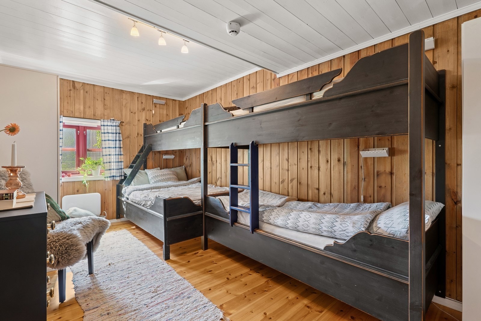 De andre soverommene er også av god størrelse og er innredet med familiekøye og garderobeskap. Galleribilde